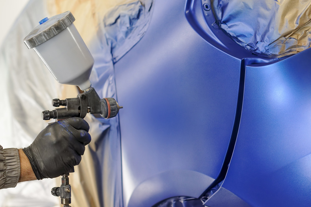 Spot-Repair-Lackiervorgang an einem Kotflügel