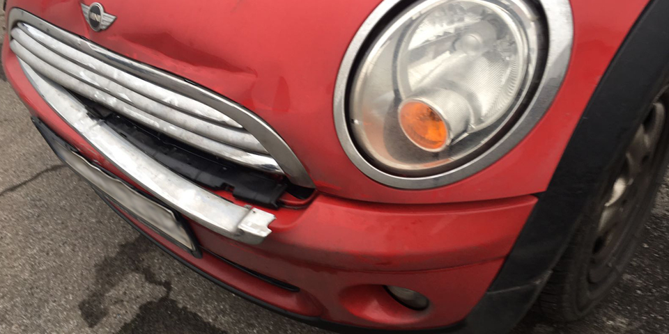 Roter Mini Unfallschaden - vorher