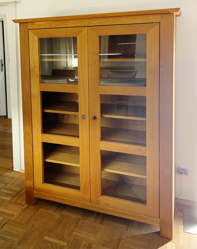 Vitrinenschrank aus Holz - vorher